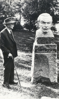 Friedebert Tuglas 14. sept 1967 Uderna kooli pargis "graniidist Tuglasega"