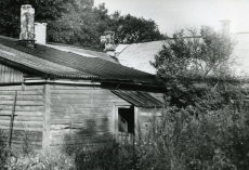 Betti Alveri suvituskoht 1929/1930, kaupmees Thomi maja Kihelkonna keskuses, kus sajandi algul asus eraalgkool. Foto 1983. a