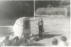 Johannes Aaviku mälestuskivi avamine Randvere Nurgal 30. aug. 1980. Kõneleb Jaan Eilart