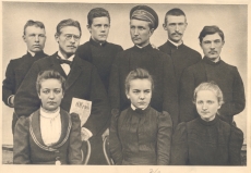 Ees: Helmi Jakson, Linda Klauren, Edith Reichardt. Seisavad: (vasakult) Karl Kider, Aleksander Jakson, Reinhold Paas, Villem Grünthal-Ridala, Aleksander Martiesen, Johannes Aavik