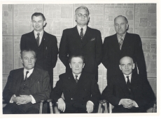 Esimene rida vasakult: Juhan Aavik, Johannes Aavik ja Artur Adson, teine rida vasakult: 1) Arvi Moor, 2) Henno Jänes, 3) Voldemar Kures