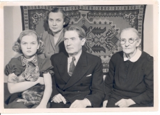 Johannes Aaviku 70. sünnipäev 1950. vas: Silvia Aavik, Aleksandra Aavik, Johannes Aavik, Anna Narva