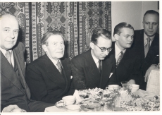 Johannes Aaviku 70. sünnipäev 1950. vas: Otto Pukk, Johannes Aavik, Valter Tauli, Reino Sepp