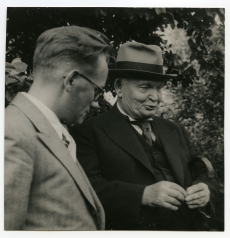 Riigivanem Konstantin Päts (vasakul) tundmatuga