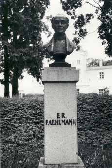 F. r Faehlmanni mälestussammas Tartus Toomemäel. Skulptor V. Melnik