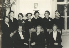 Naisühingu aastapäev 4.12.1938. Juhatus koos uuesti valitud auliikmetega. Ees vas. 2. Johanna Kitzberg