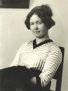 Marie Under u. 1912. a. Tallinnas