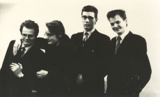Luuleteatri "Varius" etendus "Arbujate aegu". Mart Jagomägi (Heiti Talvik), Juhan Kreem (Paul Viiding), Dan Põldroos (Mart Raud) ja Indrek  Sarapuu (Bernard Kangro) 1988. a