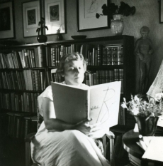 Betti Alver oma elukohas Tartus, Koidula tn. 8-2 augustis 1959. a. 