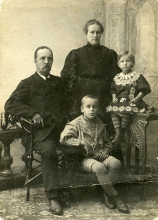 Betti Alver koos venna ja vanematega perekonnapildil [1910. a]