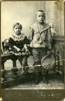 Betti Alver ja tema vend Martin Alver u. 1910. a