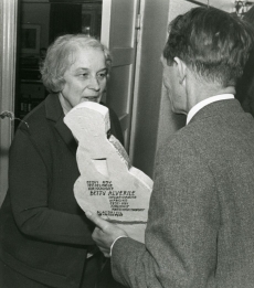Betti Alver J. Liivi nim. luuleauhinna vastuvõtmisel aprillis 1968. a.