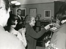 Betti Alver J. Liivi nim. luuleauhinna vastuvõtmisel koos külalistega aprillis 1968. a oma kodus Koidula tänaval
