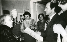 Betti Alver J. Liivi nim. luuleauhinna vastuvõtmisel koos külalistega aprillis 1968. a oma kodus Koidula tänaval. Õnnitlejate nimel kõneleb Alatskivi keskkooli direktor K. Elken