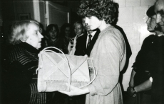 Betti Alver J. Liivi nim. luuleauhinna vastuvõtmisel koos külalistega kodus Koidula tänaval aprillis 1968. a. Auhinna annab üle Ene Zirk Alatskivi sovhoosist