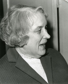 Betti Alver J. Liivi nimelise luuleauhinna vastuvõtmisel 1968. a oma kodus Koidula tänaval