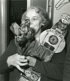 Betti Alver J. Liivi nimelise luuleauhinnaga oma kodus Koidula tänaval 1968. a