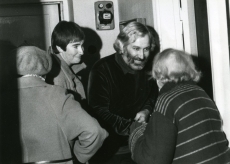 Betti Alveri 80. juubeli tähistamine poetessi kodus Koidula tänaval 23. nov. 1986. a.Betti Alverit (seljega) õnnitlevad Jaan Kaplinski ja Tiia Toomet 