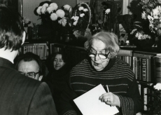 Betti Alver oma 80. a. juubelikülalistega kodus Koidula tänaval 23. nov. 1986. a 