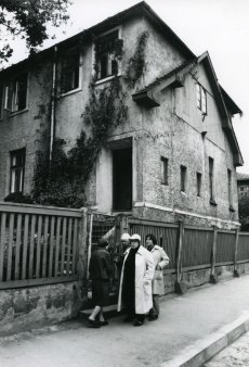 Betti Alver oma endises elukohas Tartu, Pargi tn. 2. Taga vasakul Renate Tamm, paremal Velli Verev, seljaga Linda Nigul, 1982. a
