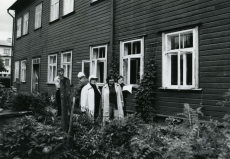 Betti Alver oma endises elukohas Tartu, Õnne tn. 23. Vasakult: Betti Alver, Velli Verev, Linda Nigul, 1982. a