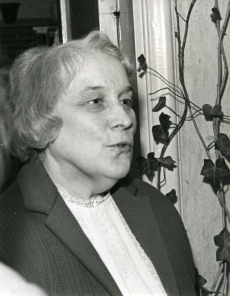 Betti Alver J. Liivi nimelise luuleauhinna vastuvõtmisel 1968. a oma kodus Koidula tänaval