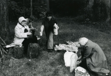Betti Alver, Velli Verev, Renate Tamm Pühastes einet võtmas 1982. a