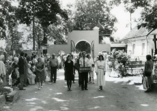 Betti Alveri matuserong Tartu Raadi kalmistu väravas 23. 06. 1989. a. Hauaplaati kannab Sven Sildnik, vasakul Ülle Kahusk, paremal Valeria Ränik 