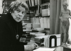 Betti Alver oma kirjutuslaua taga kodus, Koidula tn 8-2 Tartus kevadel 1980. a