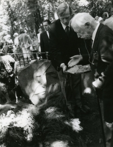 Valmar Adams (par.1.), Aivo Lõhmus jt Betti Alveri matustel Tartu Raadi kalmistul 23.06.1989. a