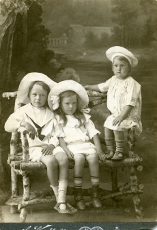 Heiti, Hella ja Ilmari Talvik Pärnus 1911. a 