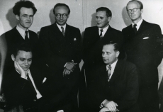 Ajakirja "Sõna" kirjandusõhtu Eriksdalskooli aulas Stockholmis sept. 1949. a. Istuvad: Karl Ristikivi, Valev Uibopuu; seisavad: Raimond Kolk, Ilmar Talve, Kalju Lepik, Arvo Mägi