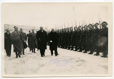 President Konstantin Päts (keskel parempoolne) Riias. 