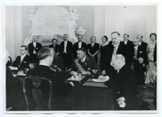 President Konstantin Päts uuele põhiseadusele alla kirjutamas [1936]. Taga par. 2. Artur Mägi