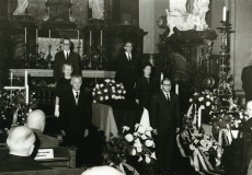 August Rei matus 20.4.1963. a Gustav Vasa kirikus Stockholmis. Vasakult kirstu ümber  1. Karl Ristikivi, 2. Renate Kaasik, 3. Aleksander Kompus, 6. Kalju Lepik