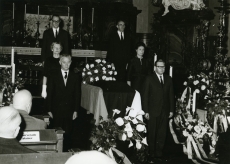 August Rei matus 20.4.1963. a Gustav Vasa kirikus Stockholmis. Vasakult kirstu ümber  1. Karl Ristikivi, 2. Renate Kaasik, 3. Aleksander Kompus, 6. Kalju Lepik