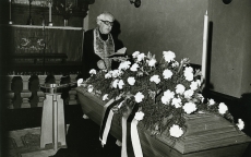 Karl Ristikivi matused Stockholmi Jakobi kirikus 17.08.1977. Kõneleb ülempreester Nikolai Raag