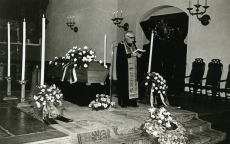 Karl Ristikivi matused Stockholmi Jakobi kirikus 17.08.1977. Kõneleb ülempreester Nikolai Raag