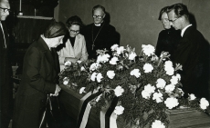 Karl Ristikivi matused 17.08.1977 Jakobi kirikus Stockholmis. Vas. 1. Herman Rajamaa, 4. Konrad Veem, 5. Helga Nõu, 6. Enn Nõu 