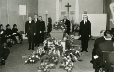 Karl Ristikivi (par. ees) seismas Johannes Aaviku kirstu juures 07.04.1973 