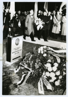 Mälestuskivi Konstantin Pätsi perekonna matusepaigal Tallinna Metsakalmistul. Pidulik ümbermatmine 21.10.1990. 