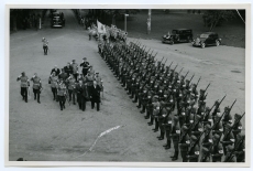 President K. Pätsi visiit Soome. K. Päts (keskel grupis par. 1. ees) aukompanii "ülevaatusel" enne ärasõitu 2.09.1937.     