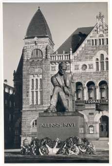 Aleksis Kivi monument ümbritsetuna pärgadest