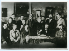 "Teataja" toimetus 1902. a. II rida: Hans Pöögelmann, Konstantin Päts, Eduard Vilde, Johannes Voldemar Veski, Ants Laipmann (Laikmaa), Theodor Ussisoo