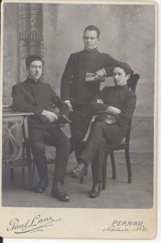 Johannes Vares-Barbarus (keskel) gümnaasiumipõlves oma kaaslastega