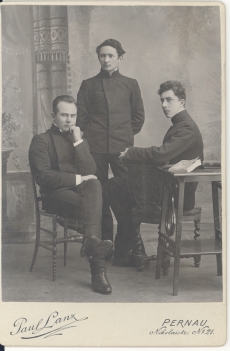 Johannes Vares-Barbarus (vasakult esimene) kaasõpilastega Pärnus
