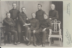 Johannes Vares-Barbarus (keskel) gümnaasiumipõlves oma kaaslastega