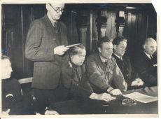 Lydia Koidula 100. sünniaastapäeva aktus Moskvas 1943. a Johannes Vares-Barbarus, Nikolai Karotamm, Aug. Jakobson, Eduard Päll, K. Taev, J. Telman