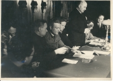 Lydia Koidula 100. sünniaastapäeva aktus Moskvas 1943. a Eduard Päll, Aug. Jakobson, Nikolai Karotamm,  Johannes Vares-Barbarus