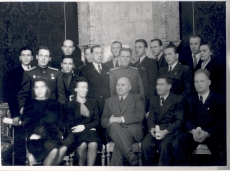Johannes Vares-Barbarus pääle kiituskirjade andmist kehakultuurlaste keskel 17.11.1945